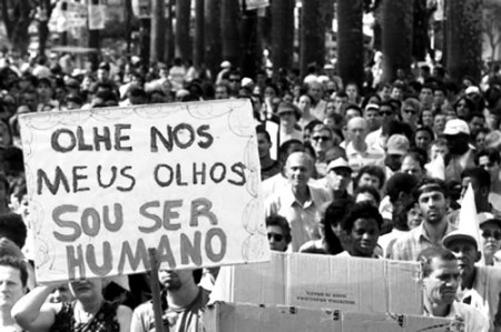 040822-024-moradores-de-rua-cartazes-de-repudio-email11